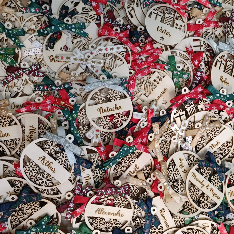 Décorations de Noël avec ses boules en bois personnalisées