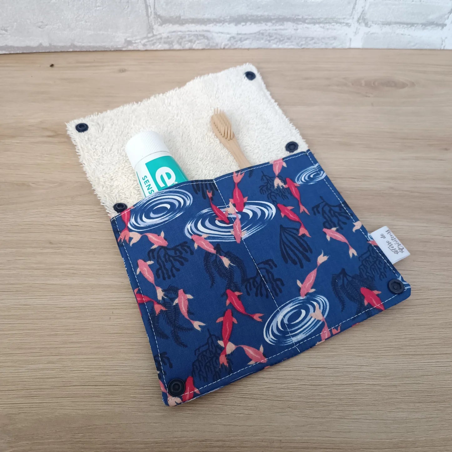 Étui à brosse à dents et dentifrice motif carpe koi sur fond bleu