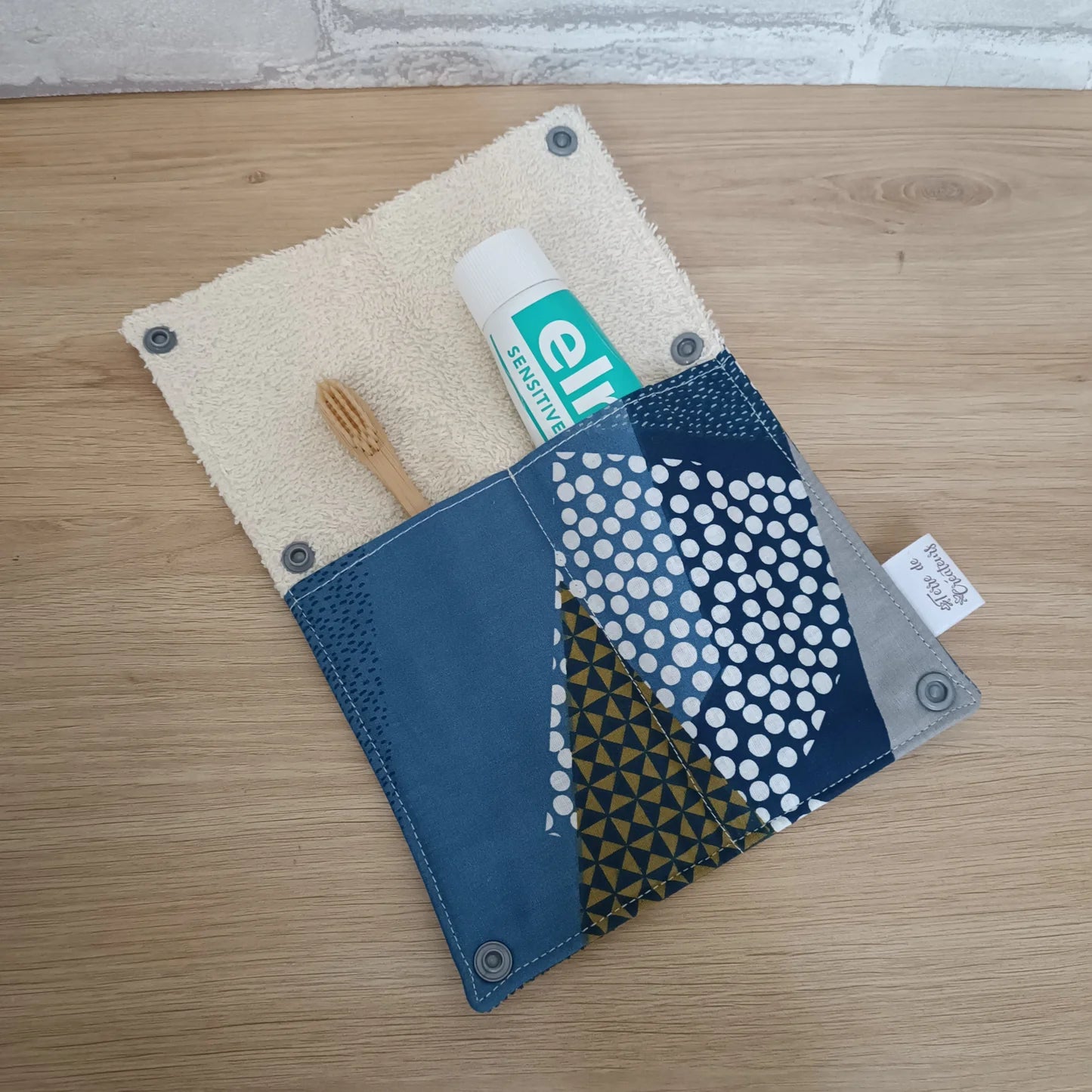 Étui à brosse à dents et dentifrice motif géométrique bleu, blanc, gris et bronze