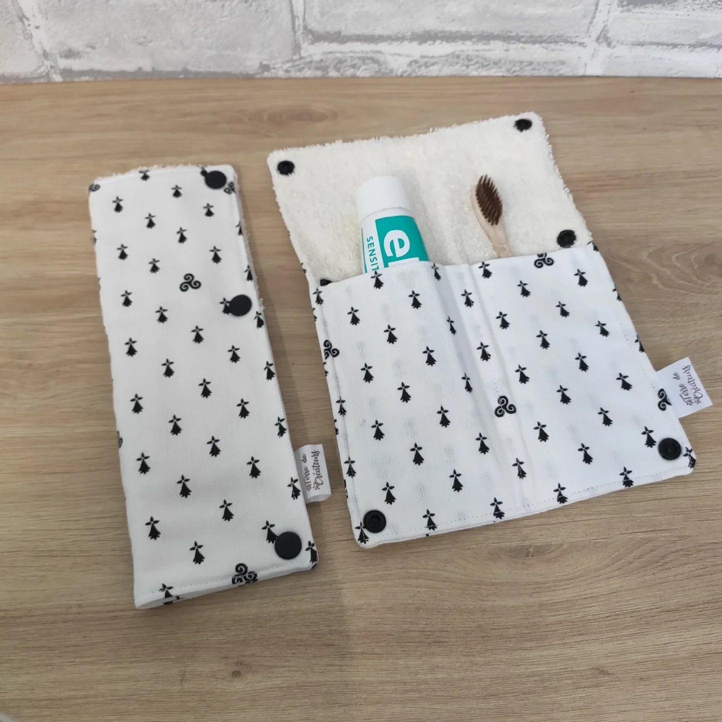 Étui à brosse à dents et dentifrice motif breton fond blanc