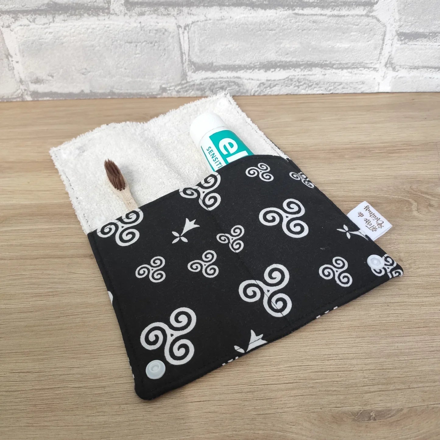 Étui à brosse à dents et dentifrice motif breton noir