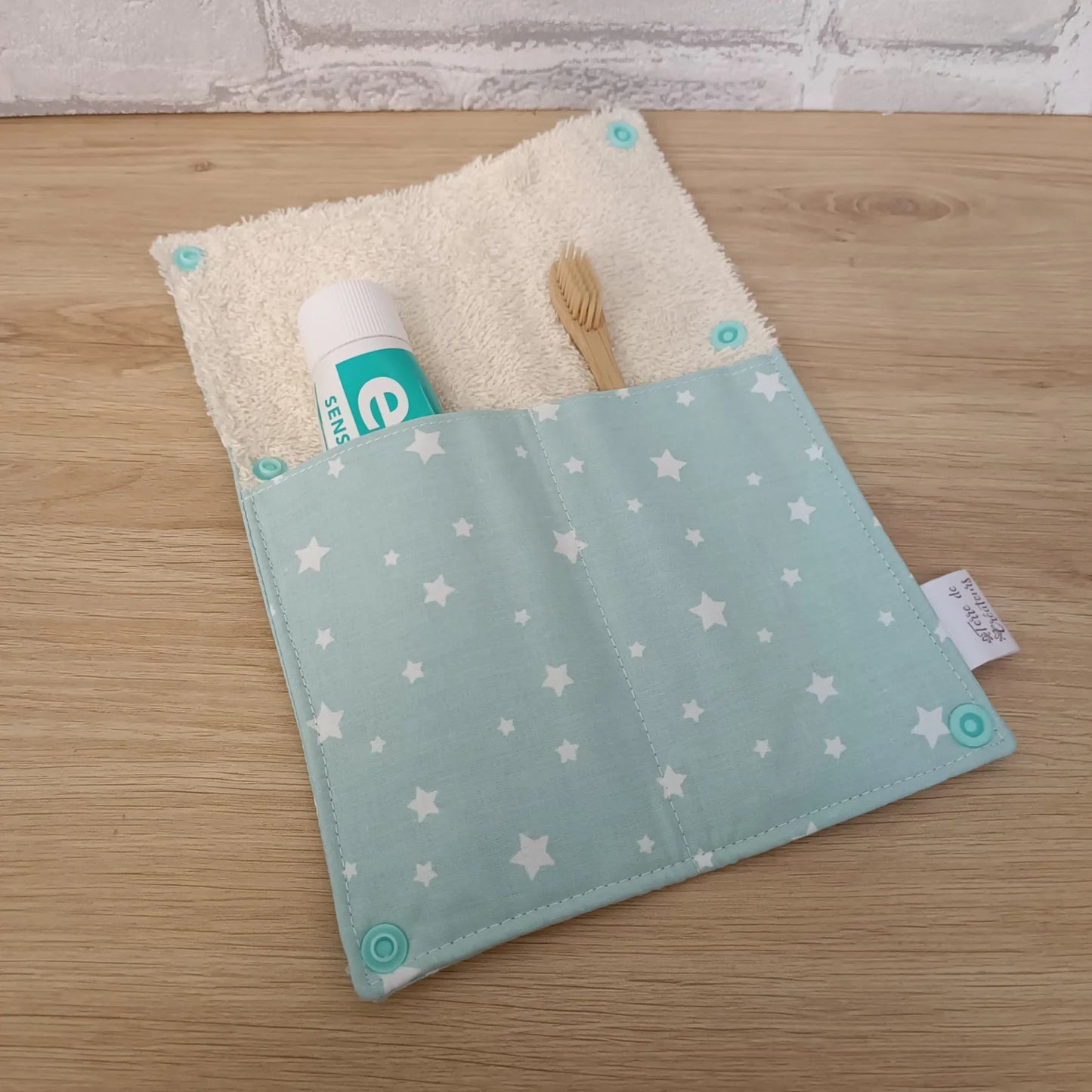 Étui à brosse à dents et dentifrice motif étoiles sur fond bleu ciel