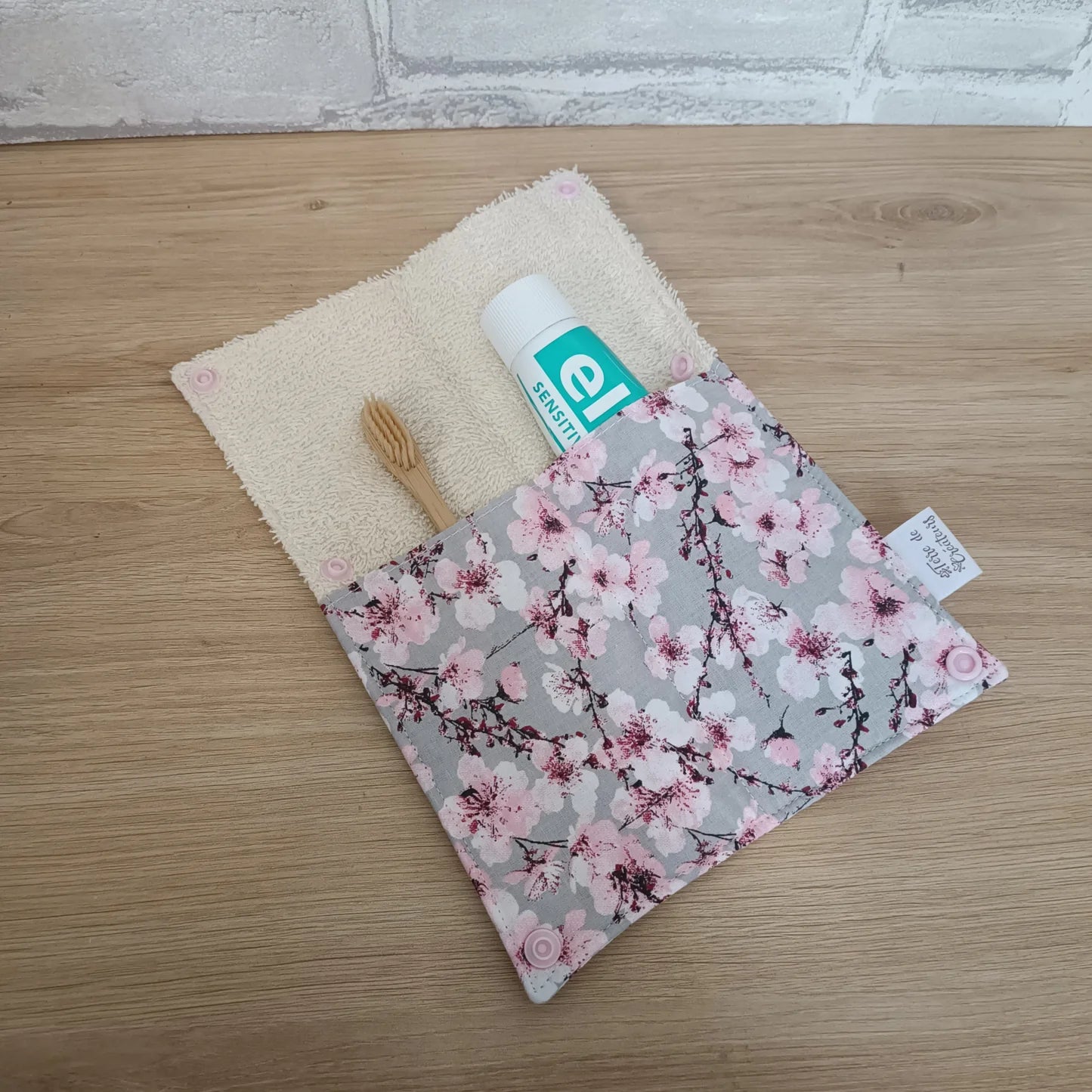 Étui à brosse à dents et dentifrice motif fleurs de cerisiers rose pâle et gris