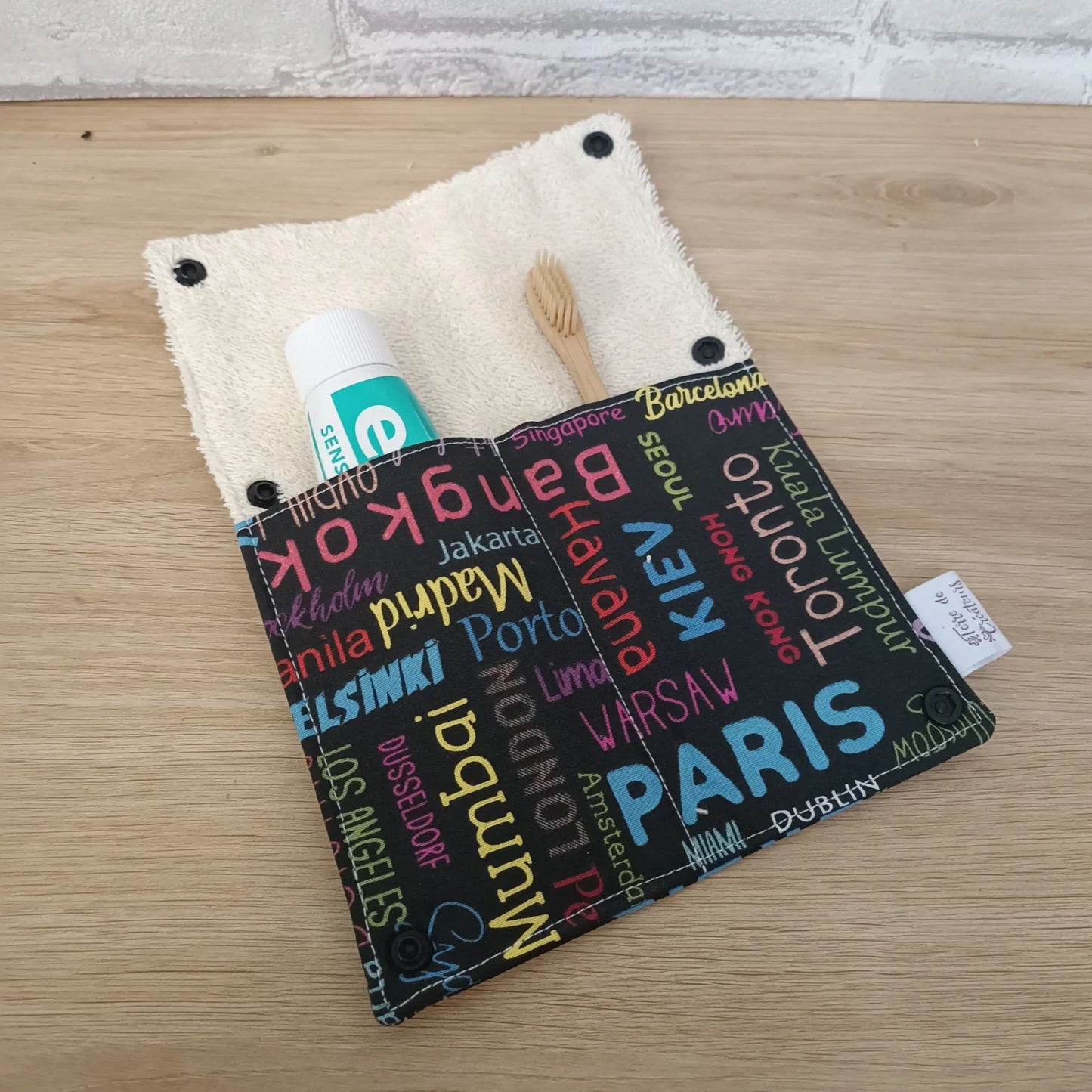 Étui à brosse à dents et dentifrice motif noms des capitales du monde