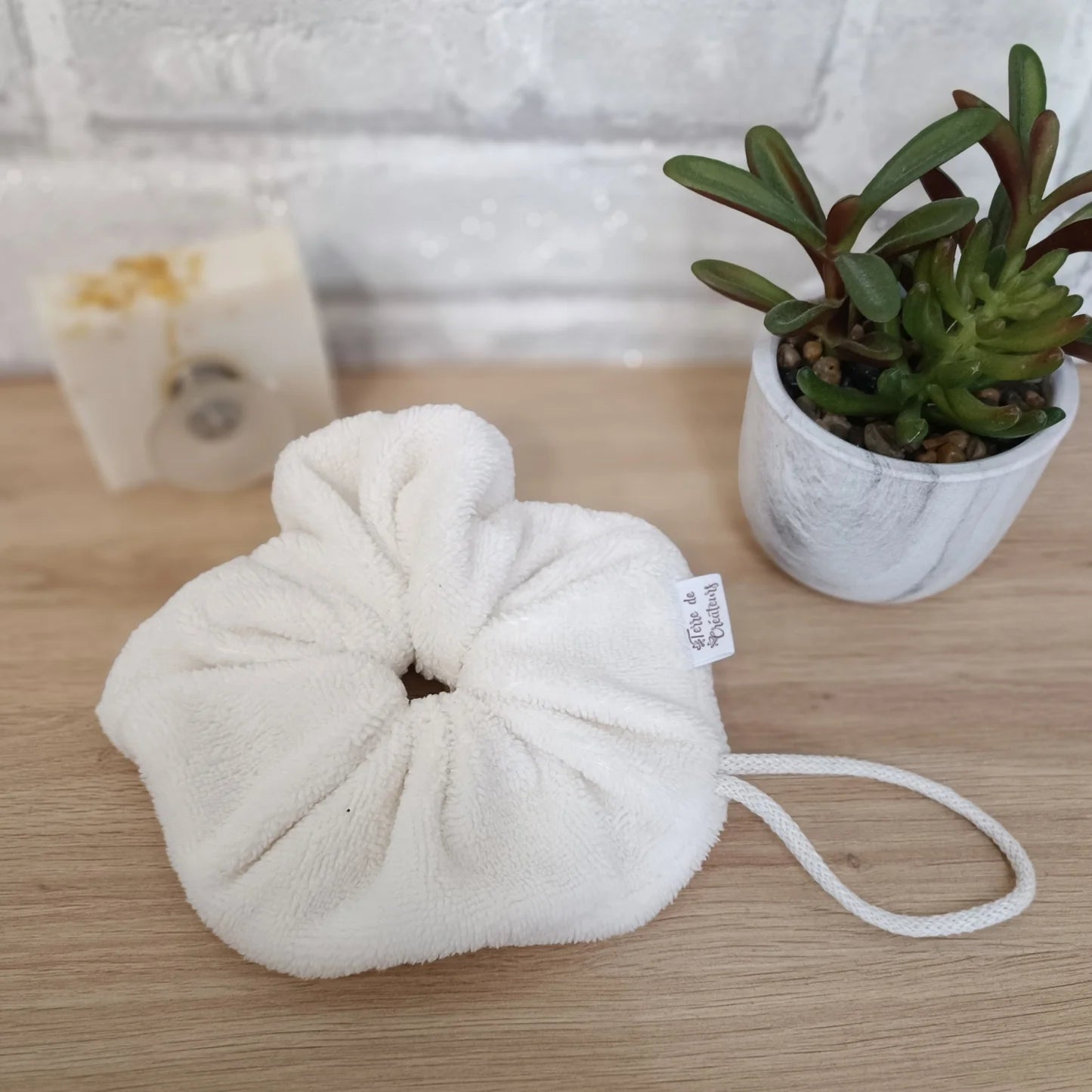 Fleur de douche en éponge de bambou couleur blanc lavable et réutilisable