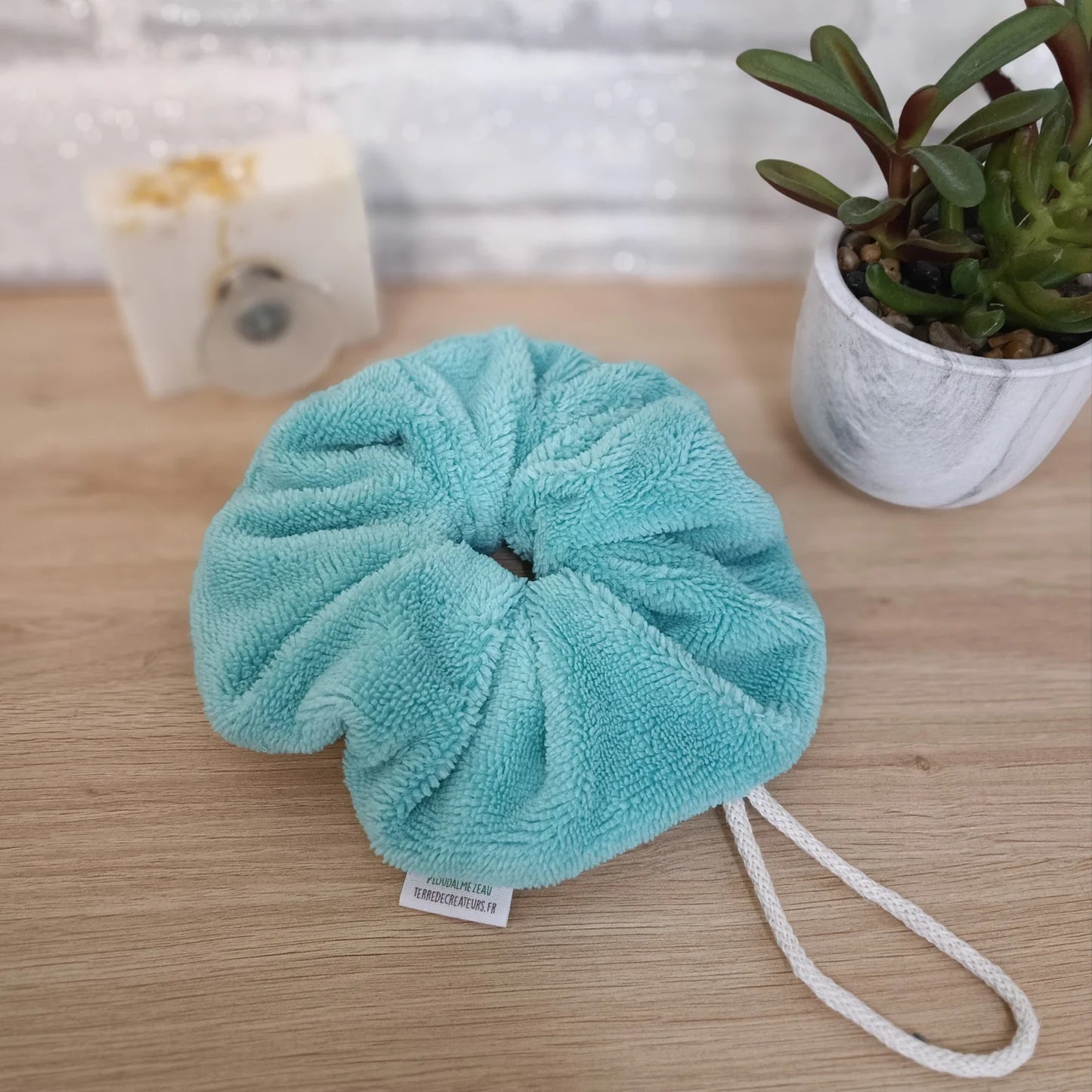 Fleur de douche en éponge de bambou couleur bleu azur lavable et réutilisable