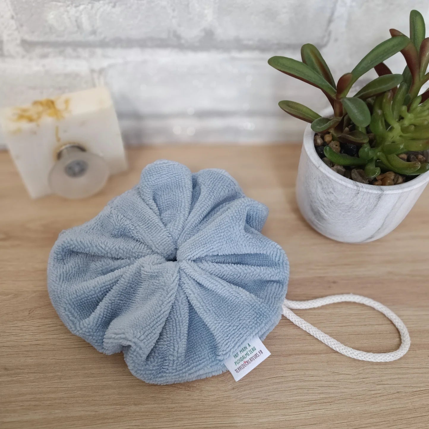 Fleur de douche en éponge de bambou couleur bleu ciel lavable et réutilisable