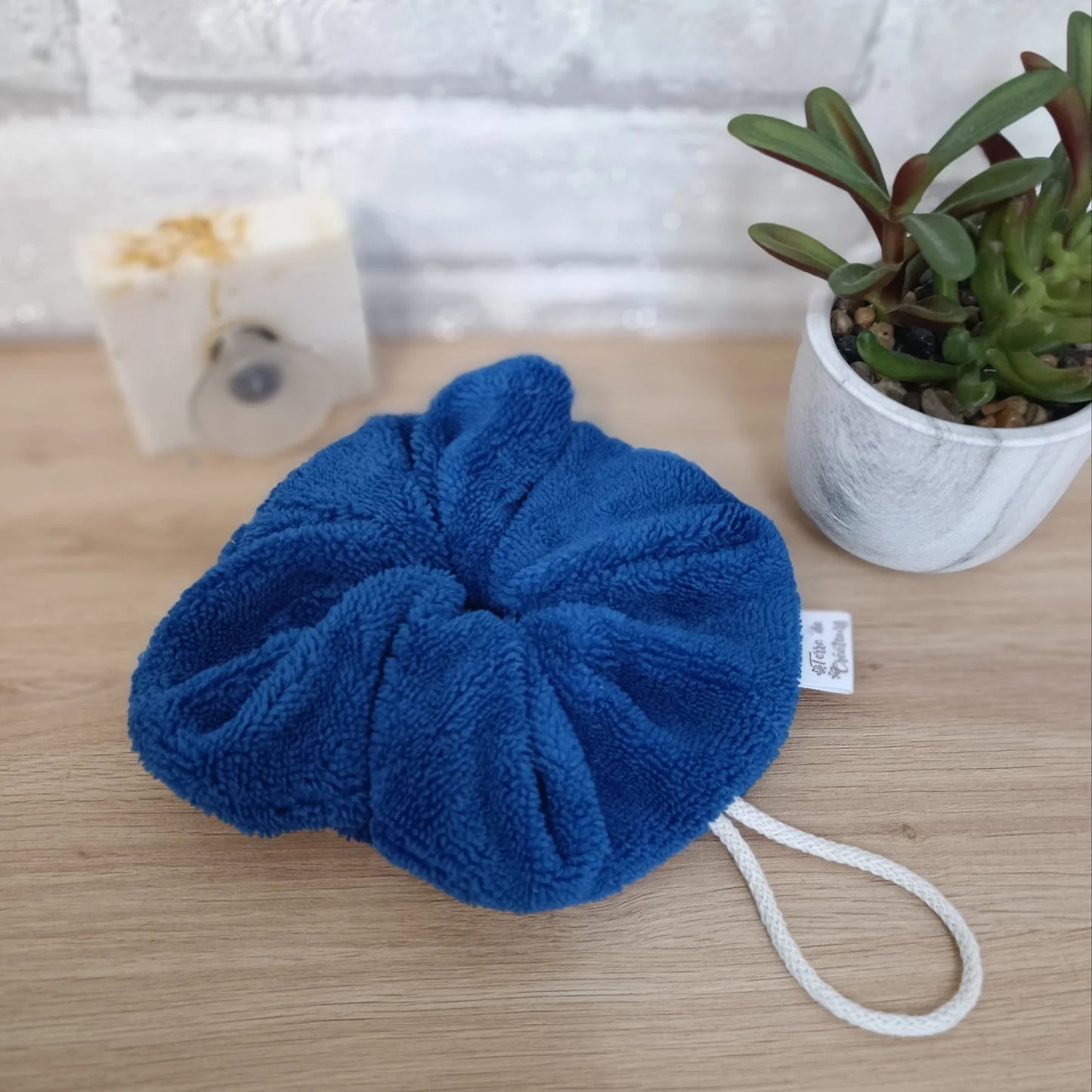 Fleur de douche en éponge de bambou couleur bleu foncé lavable et réutilisable