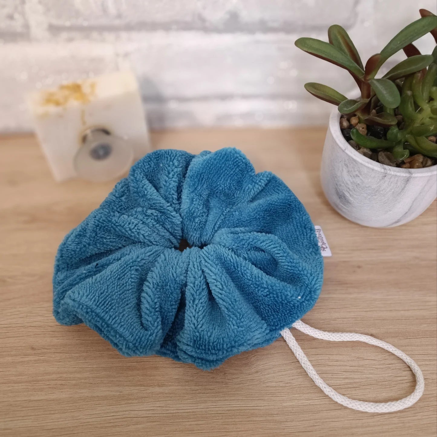 Fleur de douche en éponge de bambou couleur bleu jean lavable et réutilisable