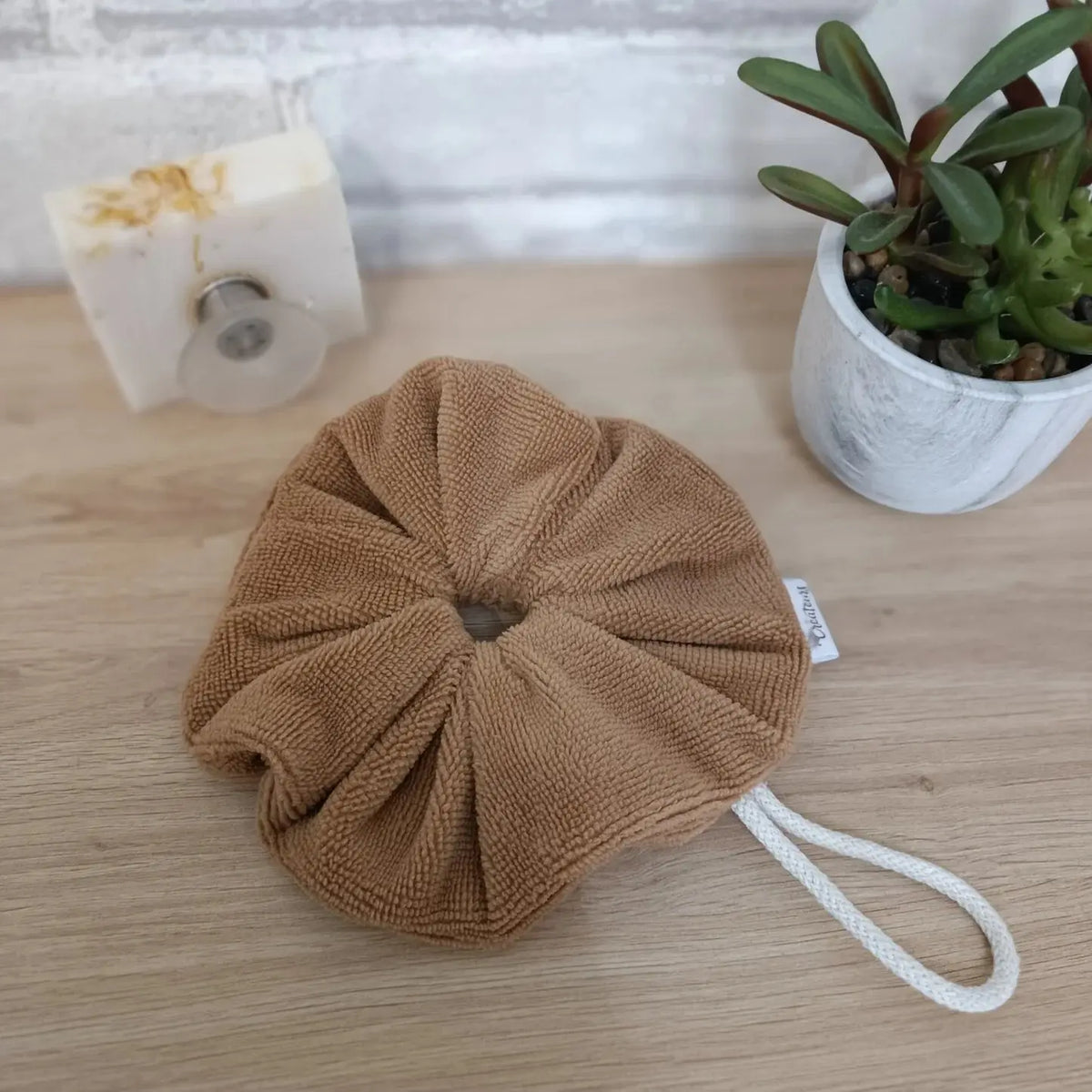 Fleur de douche en éponge de bambou couleur camel lavable et réutilisable
