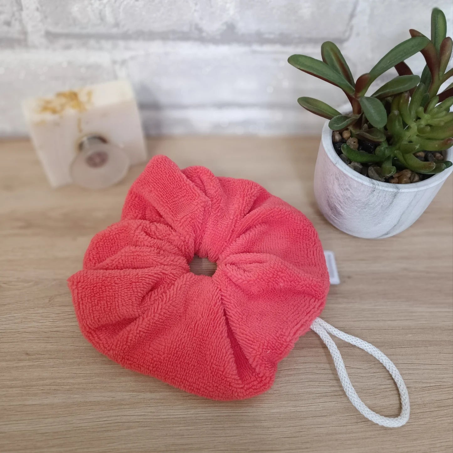 Fleur de douche en éponge de bambou couleur corail lavable et réutilisable