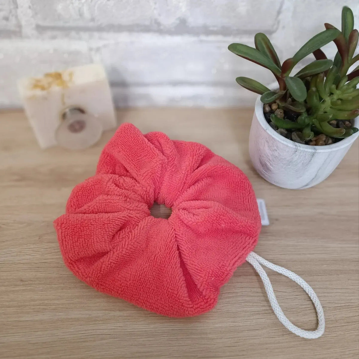 Fleur de douche en éponge de bambou couleur corail lavable et réutilisable