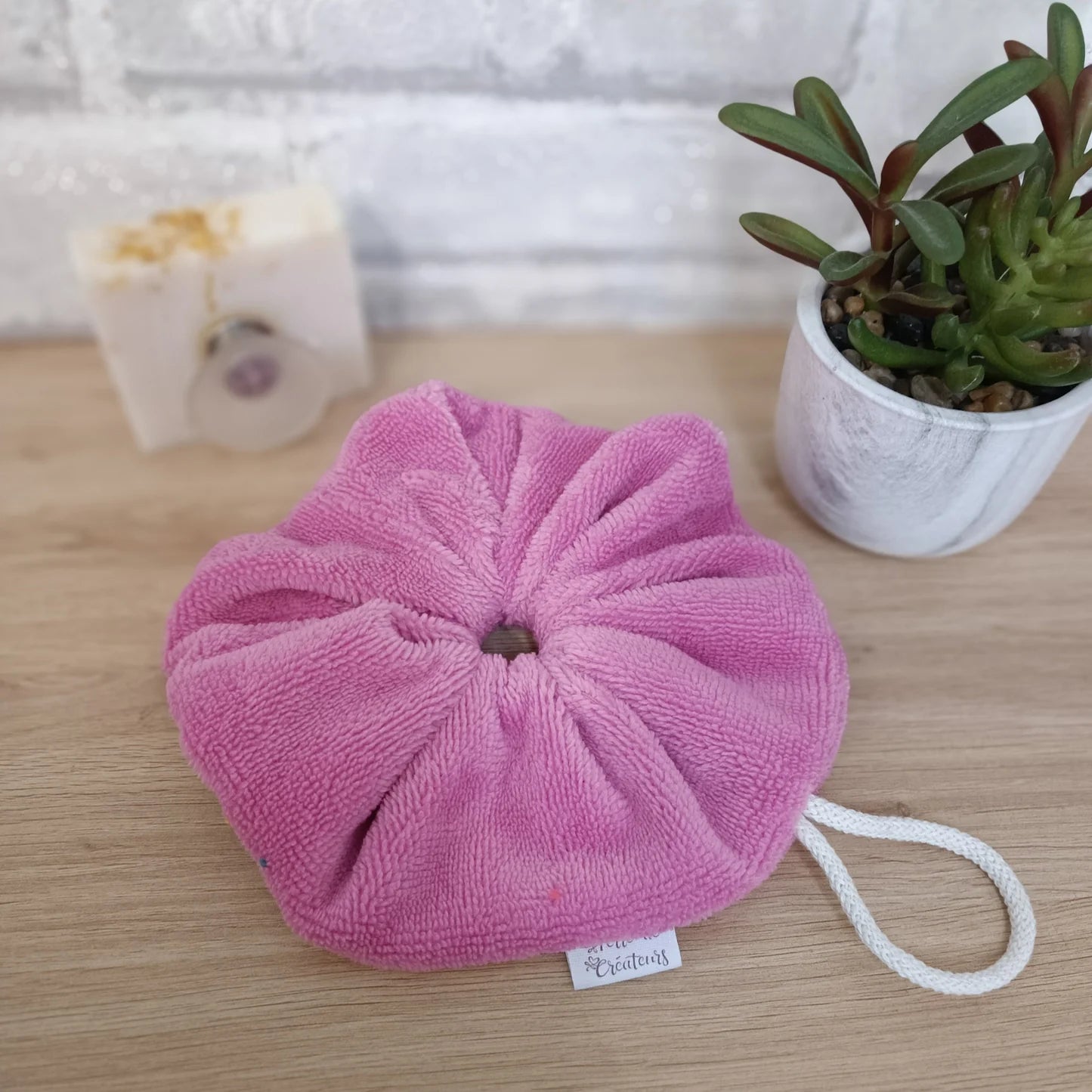 Fleur de douche en éponge de bambou couleur fushia lavable et réutilisable