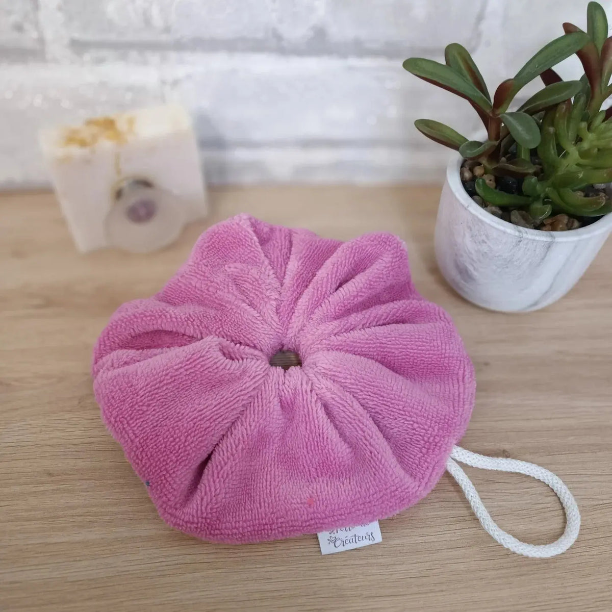 Fleur de douche en éponge de bambou couleur fushia lavable et réutilisable