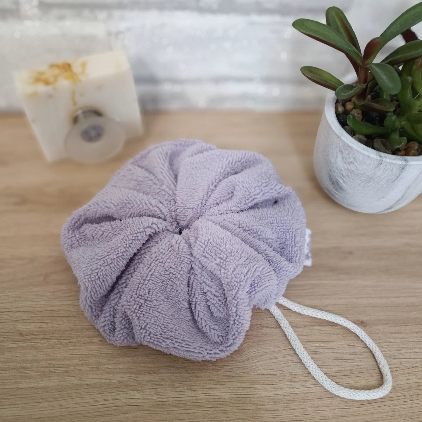 Fleur de douche en éponge de bambou couleur mauve lavable et réutilisable