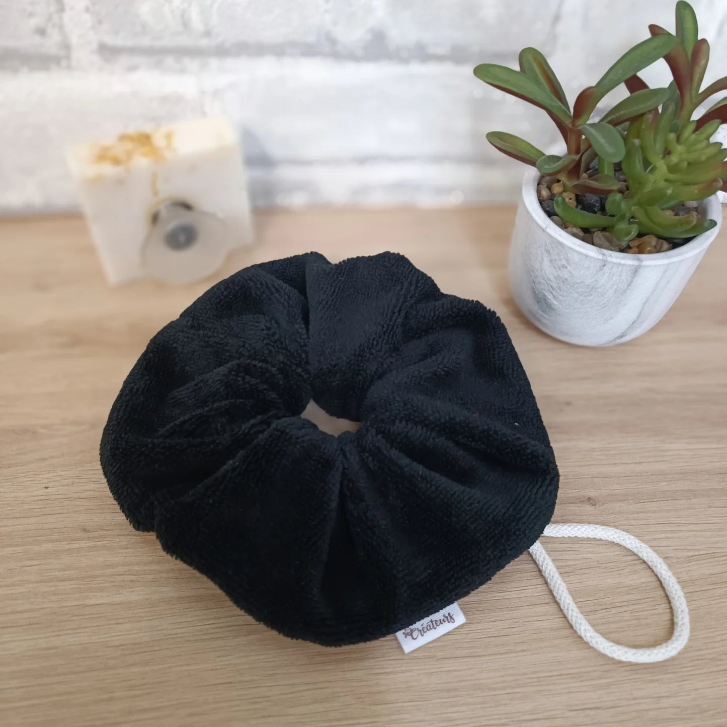 Fleur de douche en éponge de bambou couleur noir lavable et réutilisable