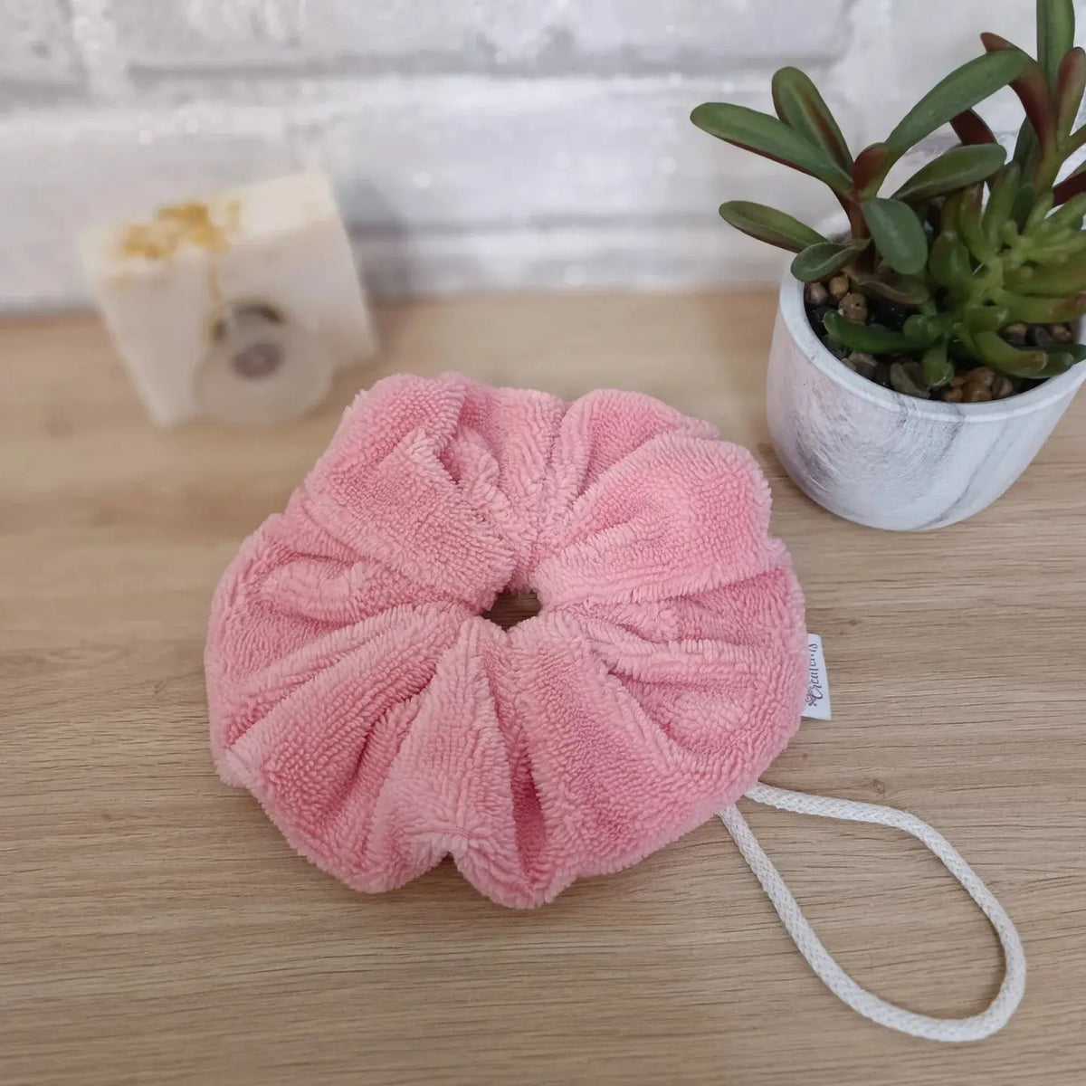 Fleur de douche en éponge de bambou couleur rose pâle lavable et réutilisable