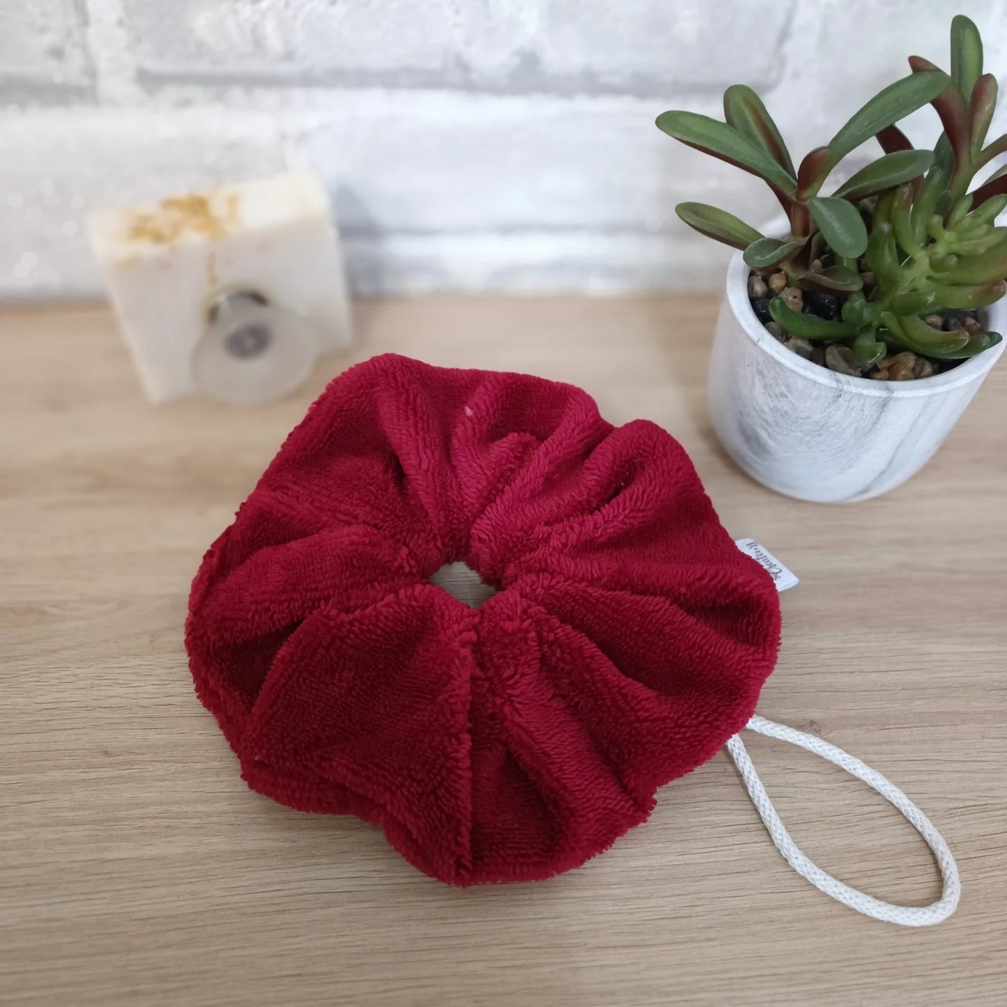 Fleur de douche en éponge de bambou couleur rouge foncé lavable et réutilisable