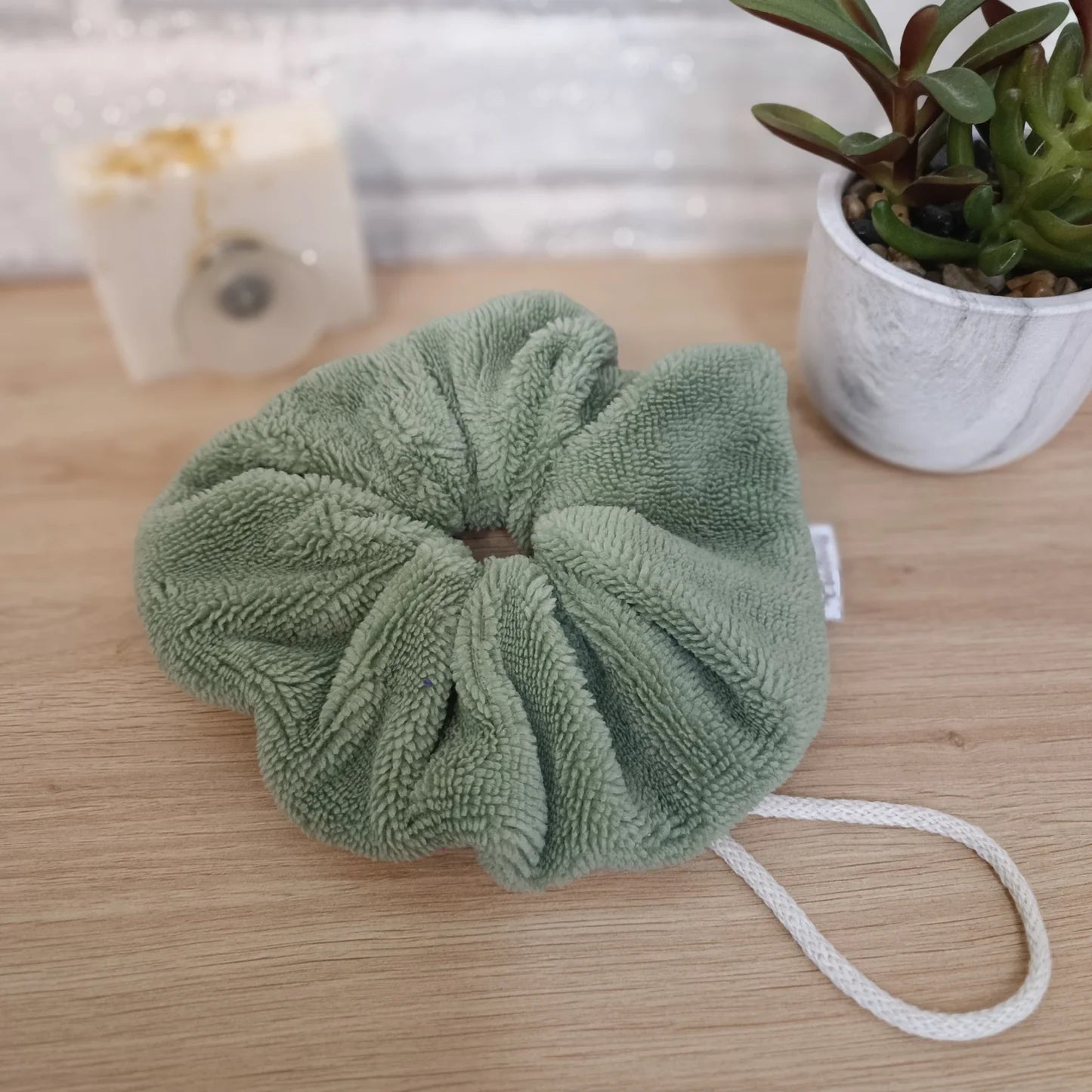 Fleur de douche en éponge de bambou couleur vert amande lavable et réutilisable