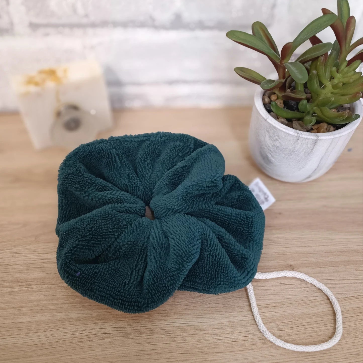 Fleur de douche en éponge de bambou couleur vert empire lavable et réutilisable