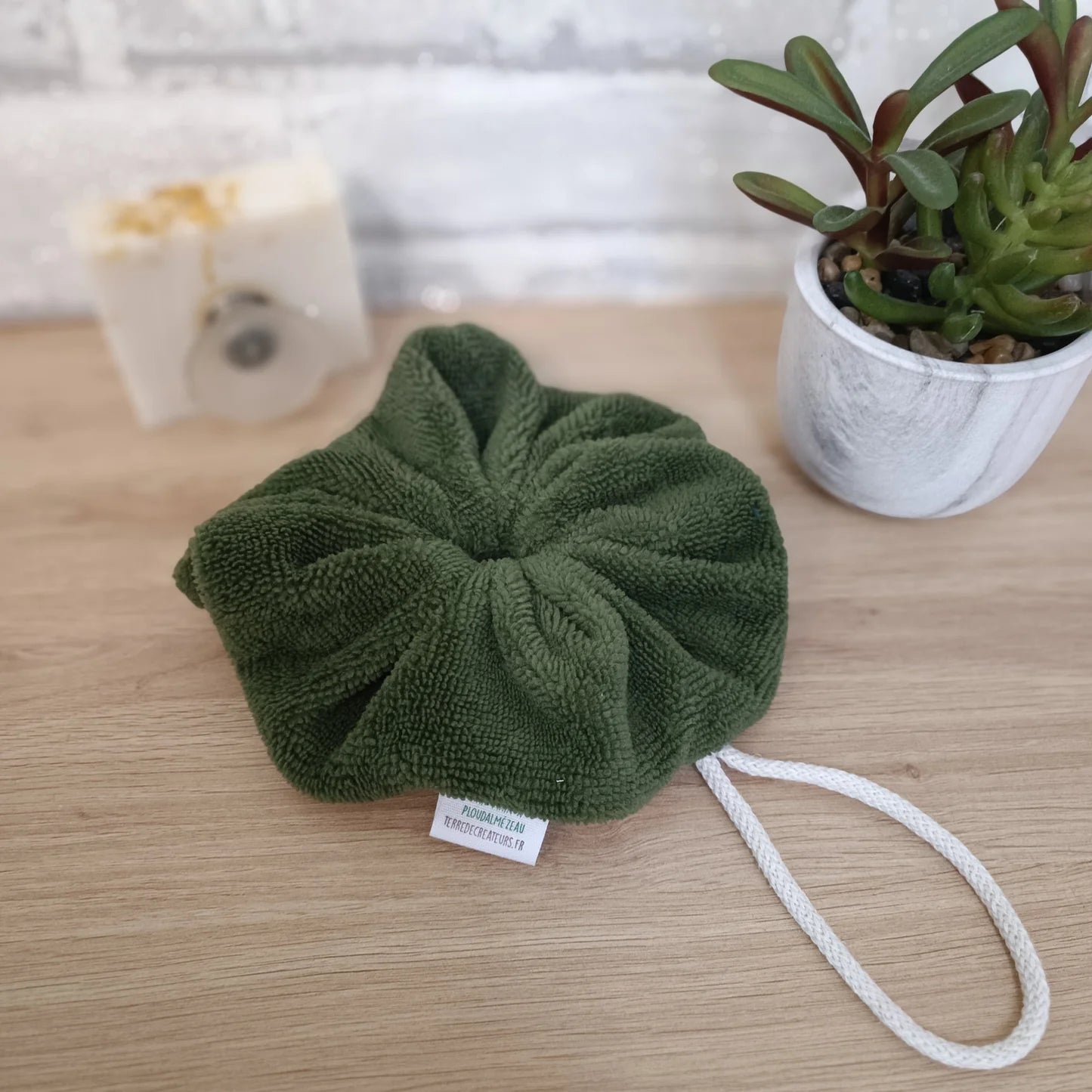 Fleur de douche en éponge de bambou couleur vert fougères lavable et réutilisable