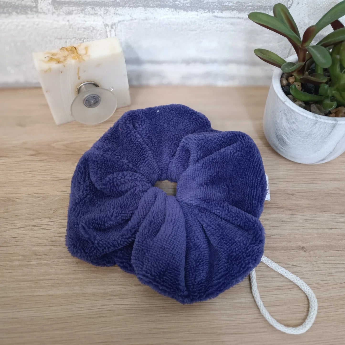 Fleur de douche en éponge de bambou couleur violet lavable et réutilisable - Terre de Créateurs