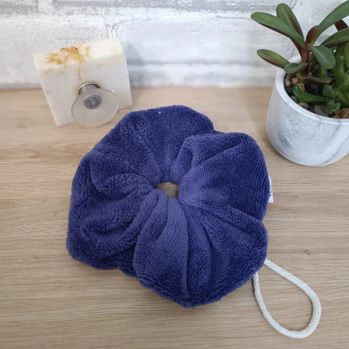 Fleur de douche en éponge de bambou couleur violet lavable et réutilisable - Terre de Créateurs