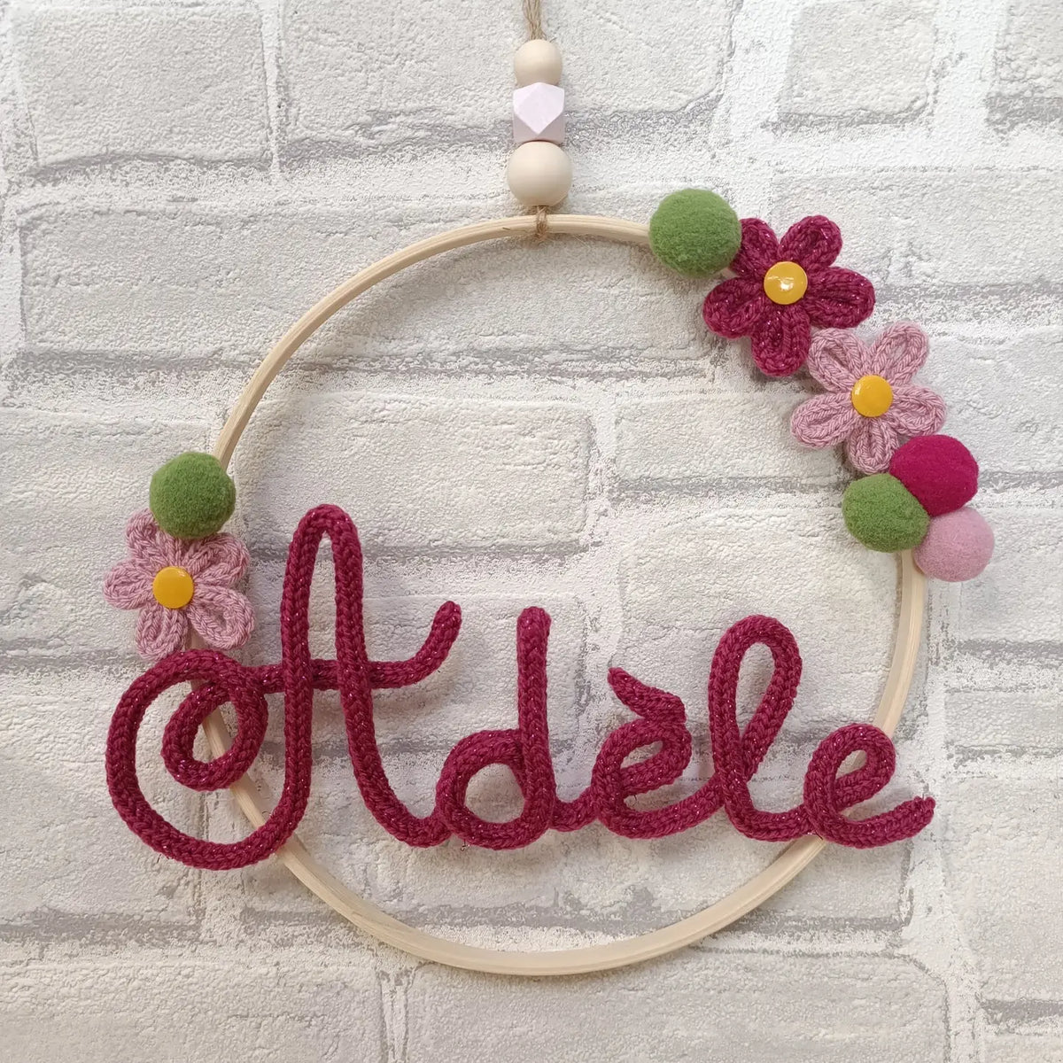 Prénom en tricotin Adèle coloris rose avec des fleurs