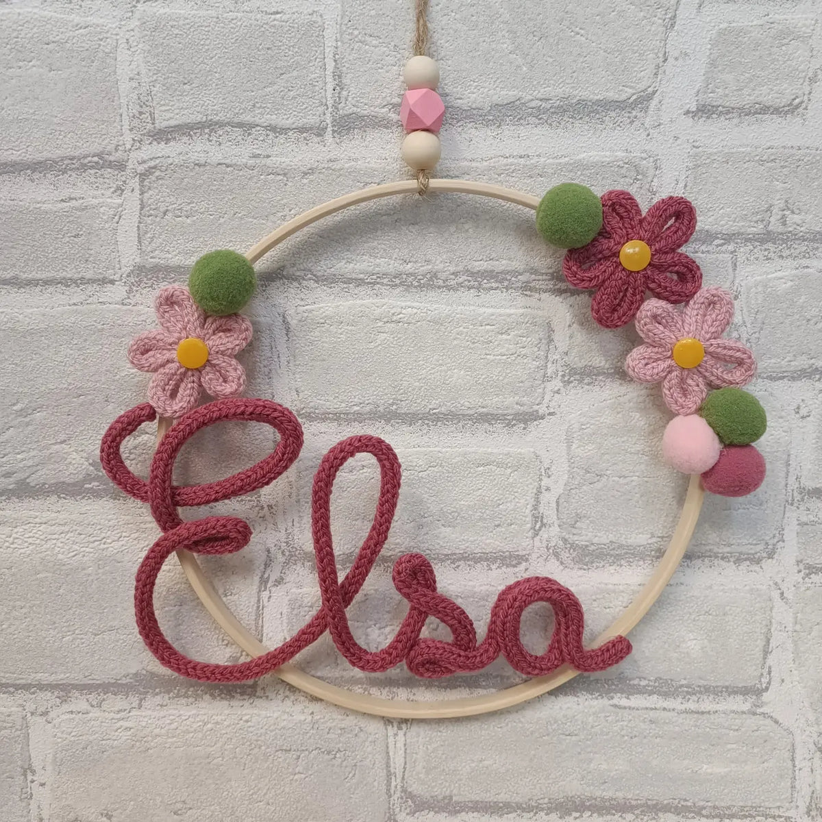 Prénom en tricotin rose Elsa avec fleurs