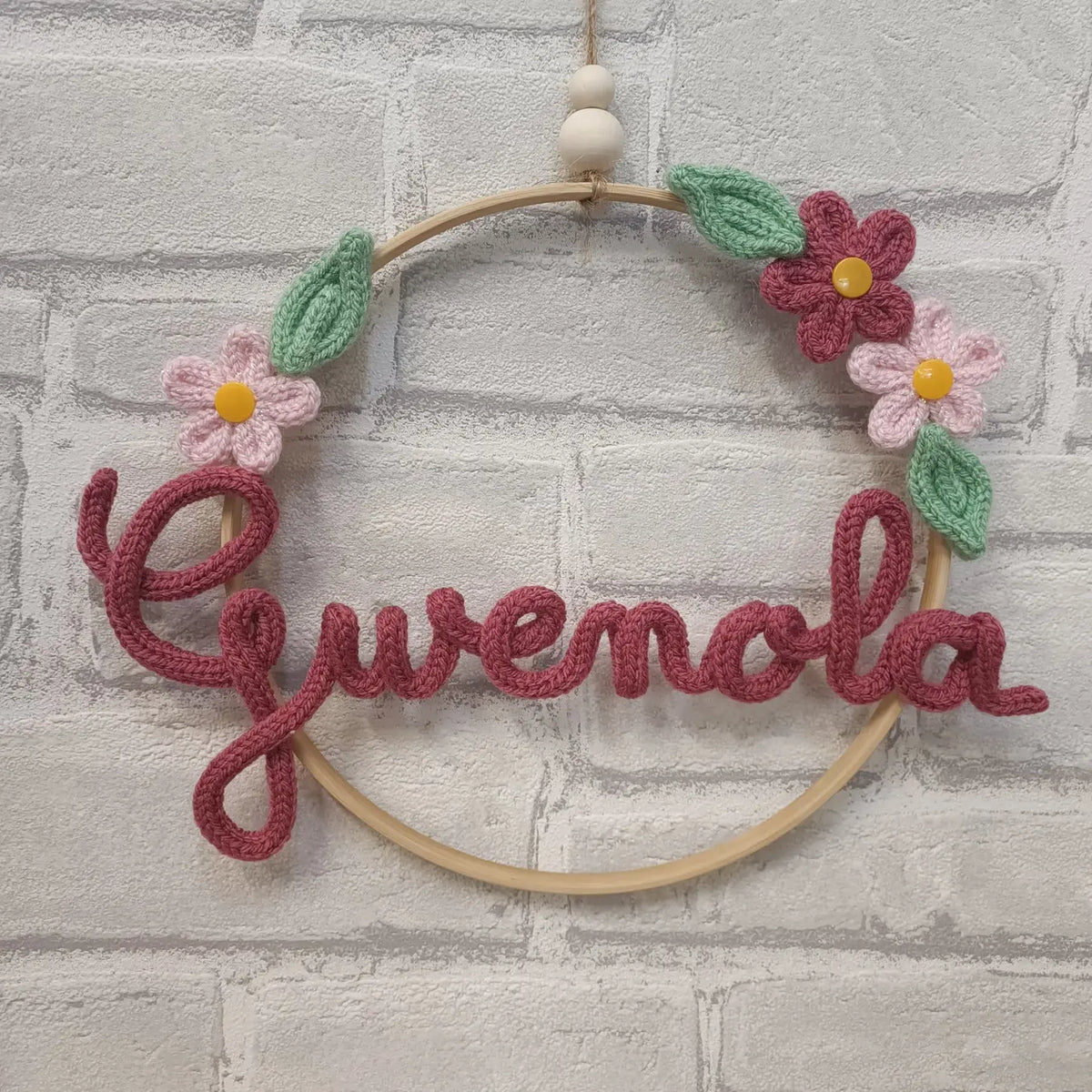Prénom en tricotin Gwenola avec fleurs