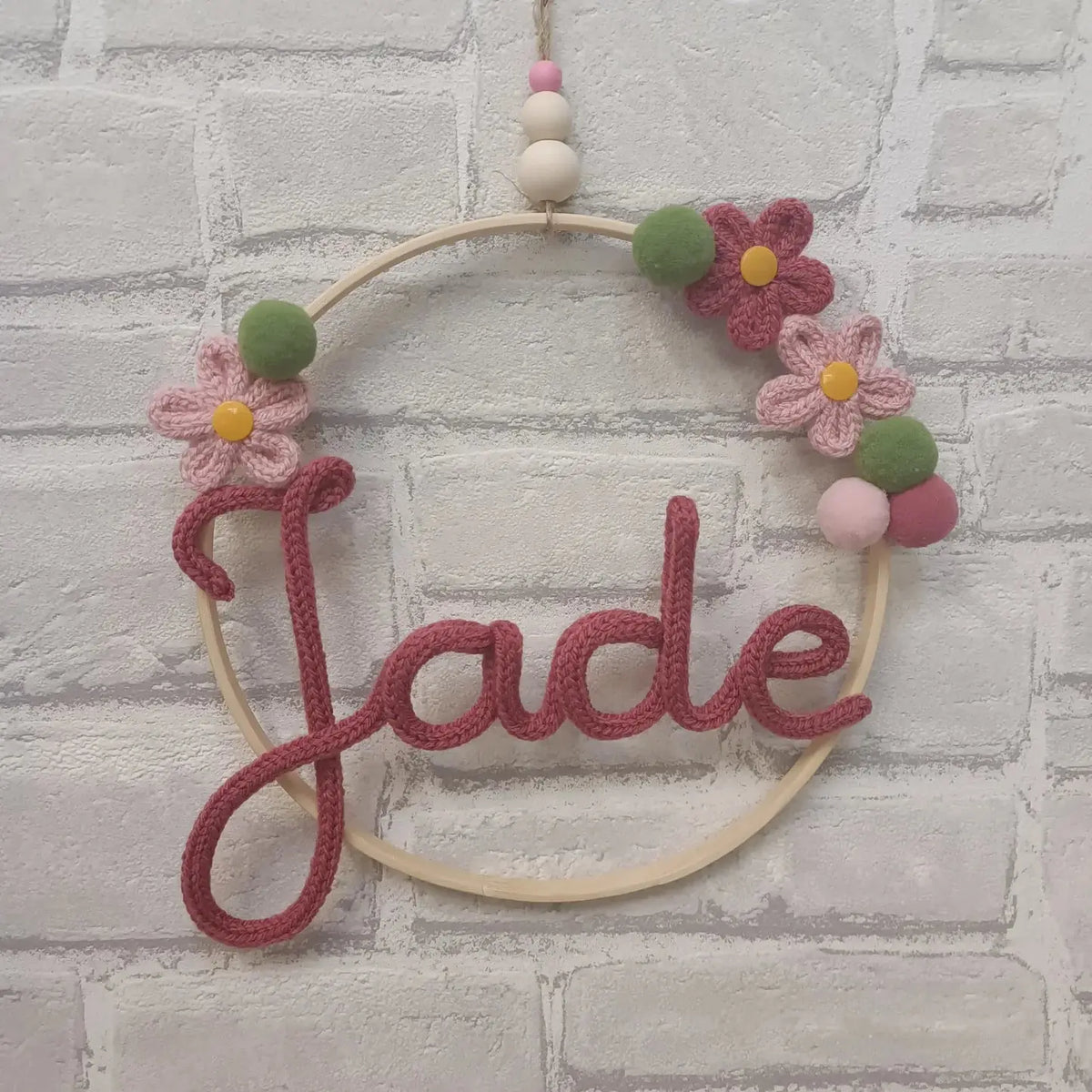 Prénom en tricotin Jade rose avec fleurs