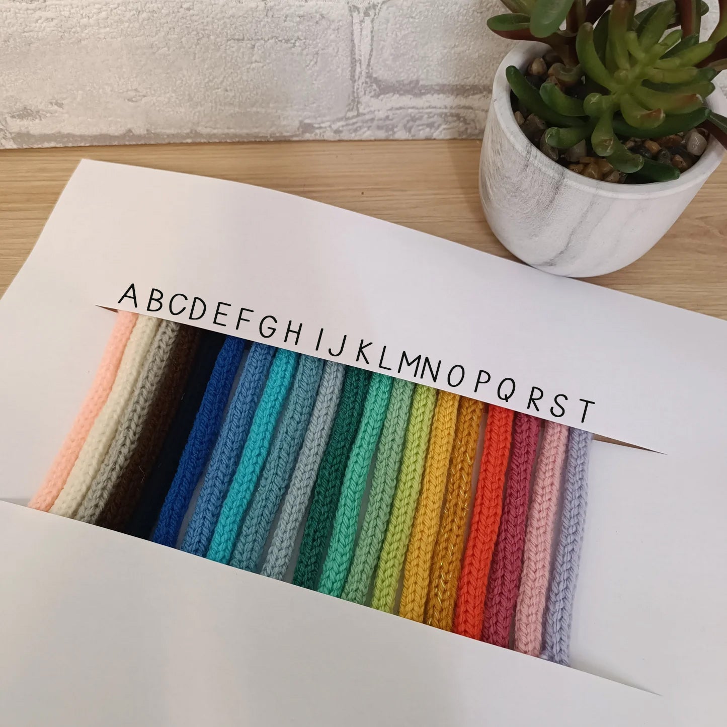 Choisissez parmi plus de 20 coloris pour réaliser votre prénom en tricotin