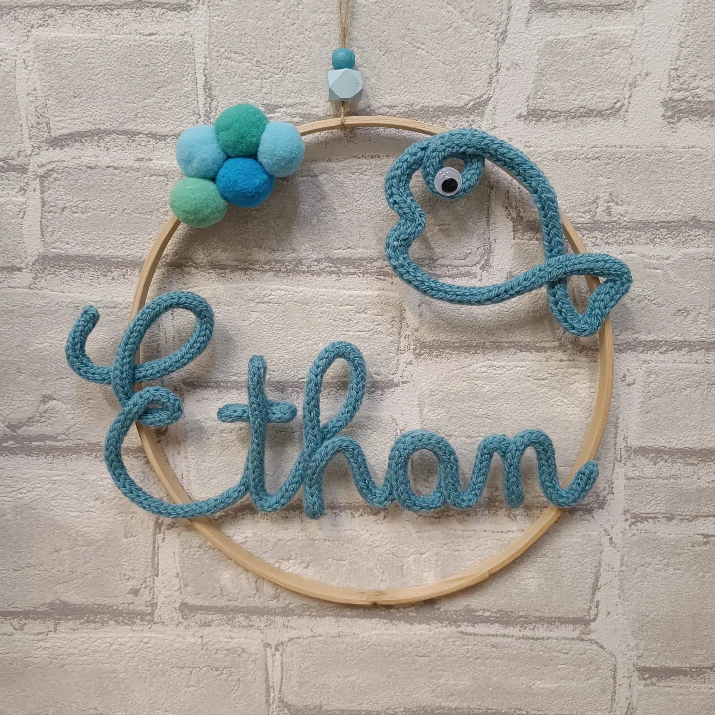 Prénom en tricotin Ethan avec poisson dans les tons bleus