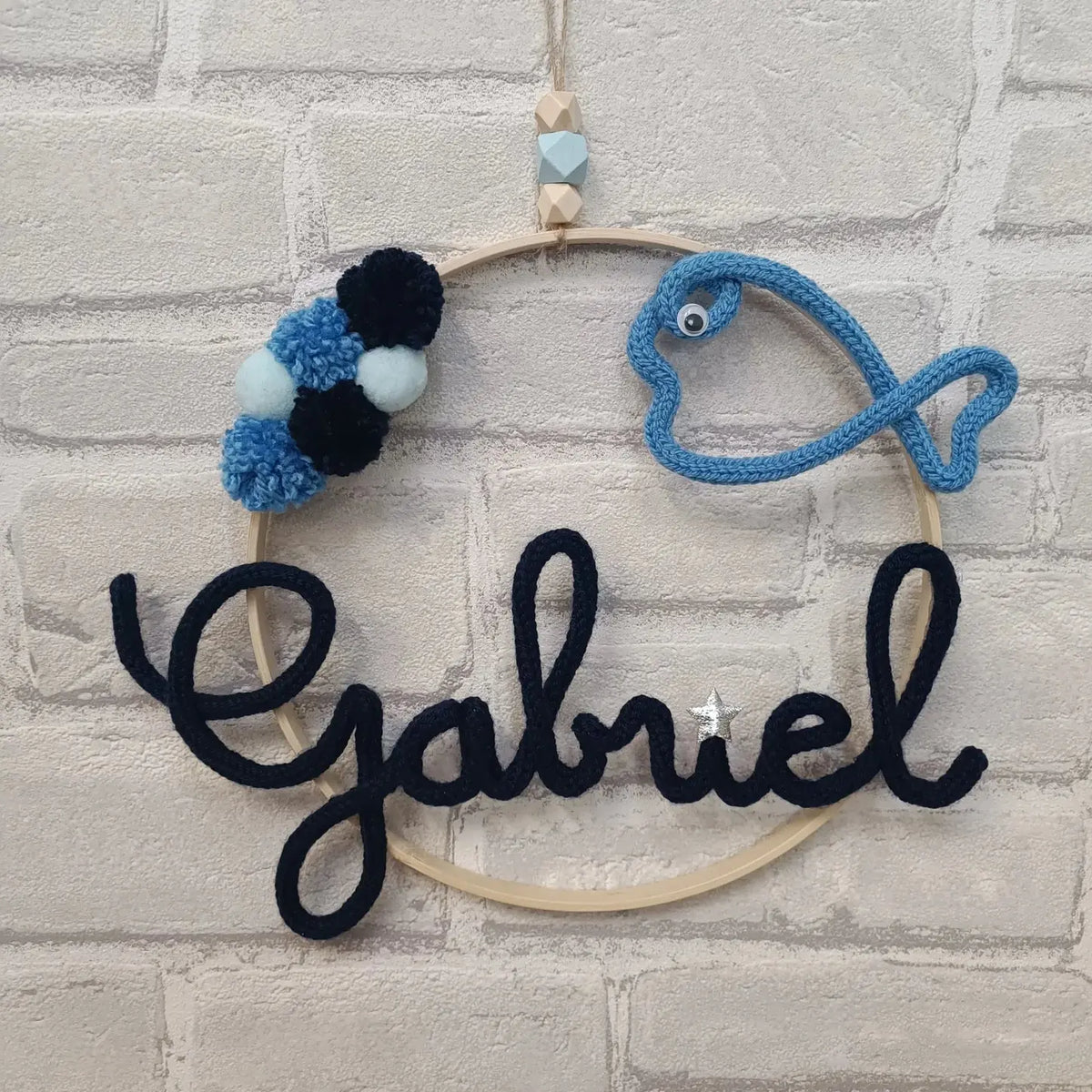 Prénom en tricotin Gabriel avec poisson dans les tons bleus