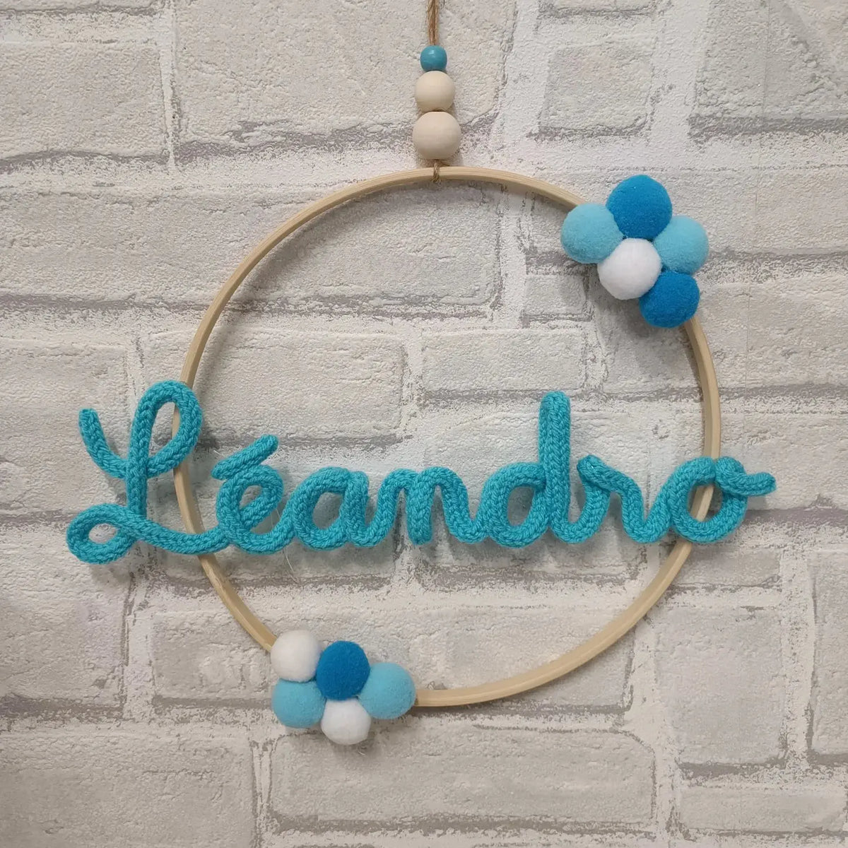 Prénom tricotin fait main Léandro dans les couleurs bleu turquoise