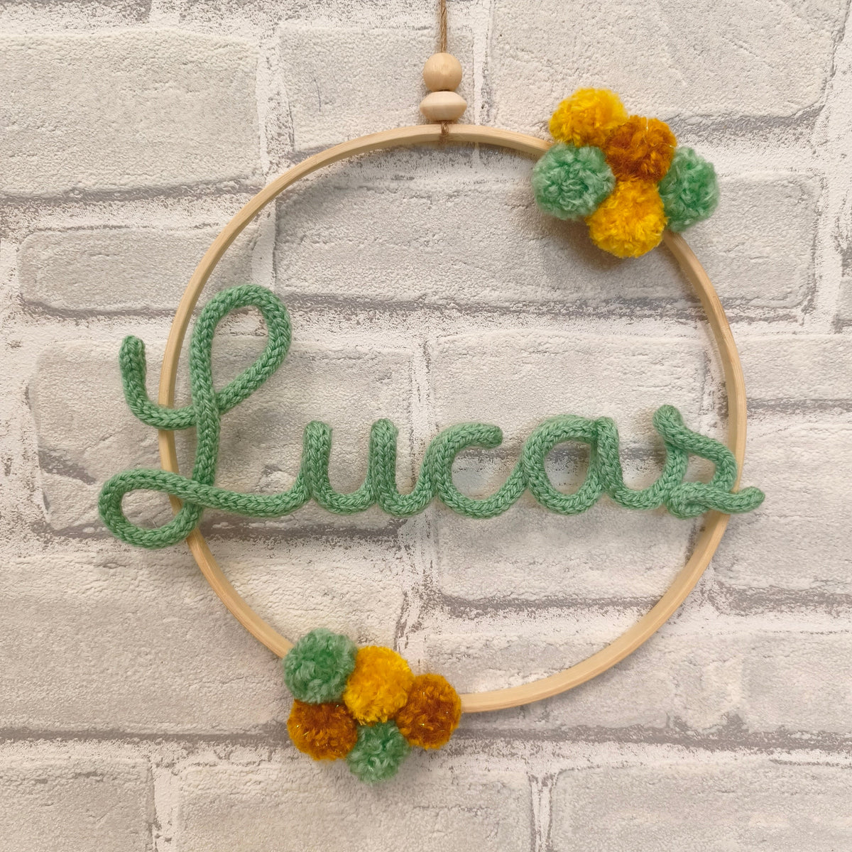 Prénom en tricotin Lucas avec pompons