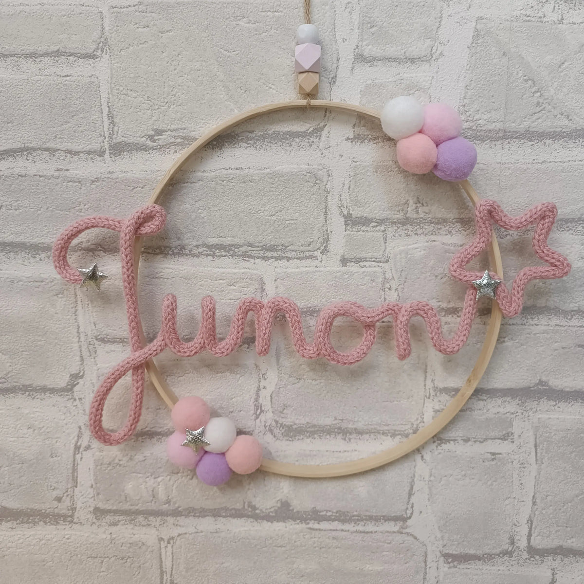 Tricotin prénom Junon motif étoile pour décoration de chambre de bébé