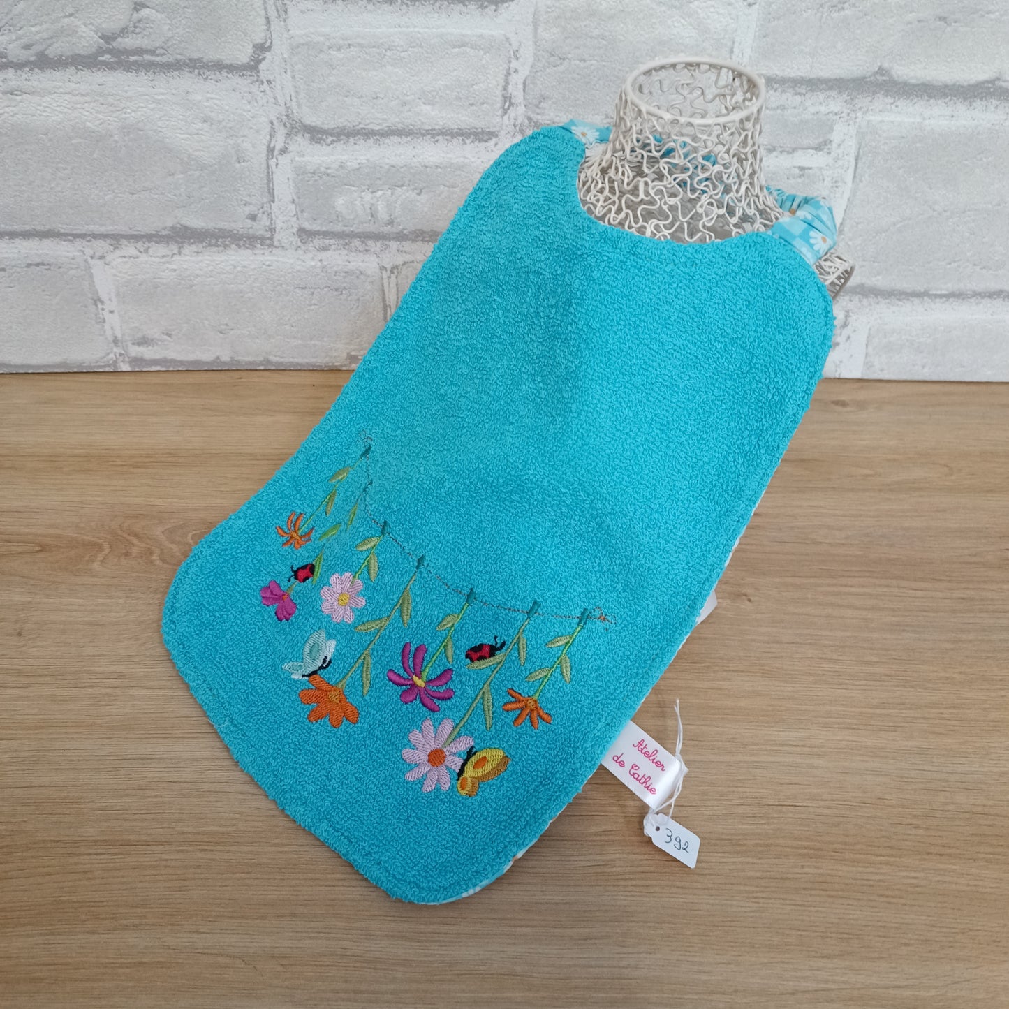 Bavoir brodé divers motifs (plusieurs coloris)