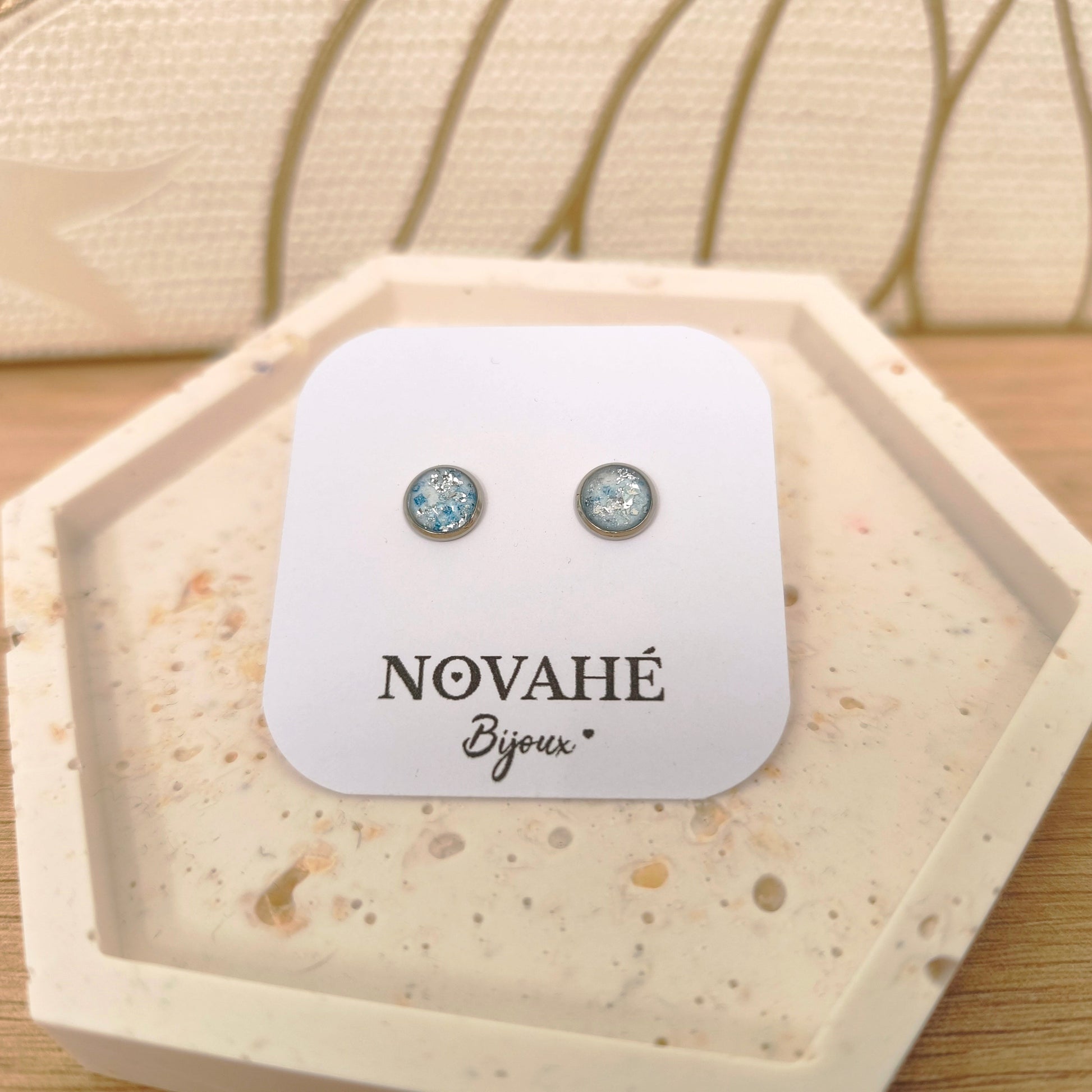 Boucles d'oreilles puce en aquarelle bleu glacier rehaussé de feuilles d'argent Novahé Bijoux