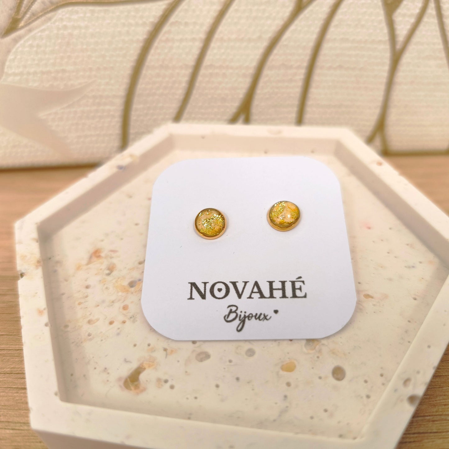Boucles d'oreilles puce en aquarelle jaune rehaussé de feuilles d'or Novahé Bijoux