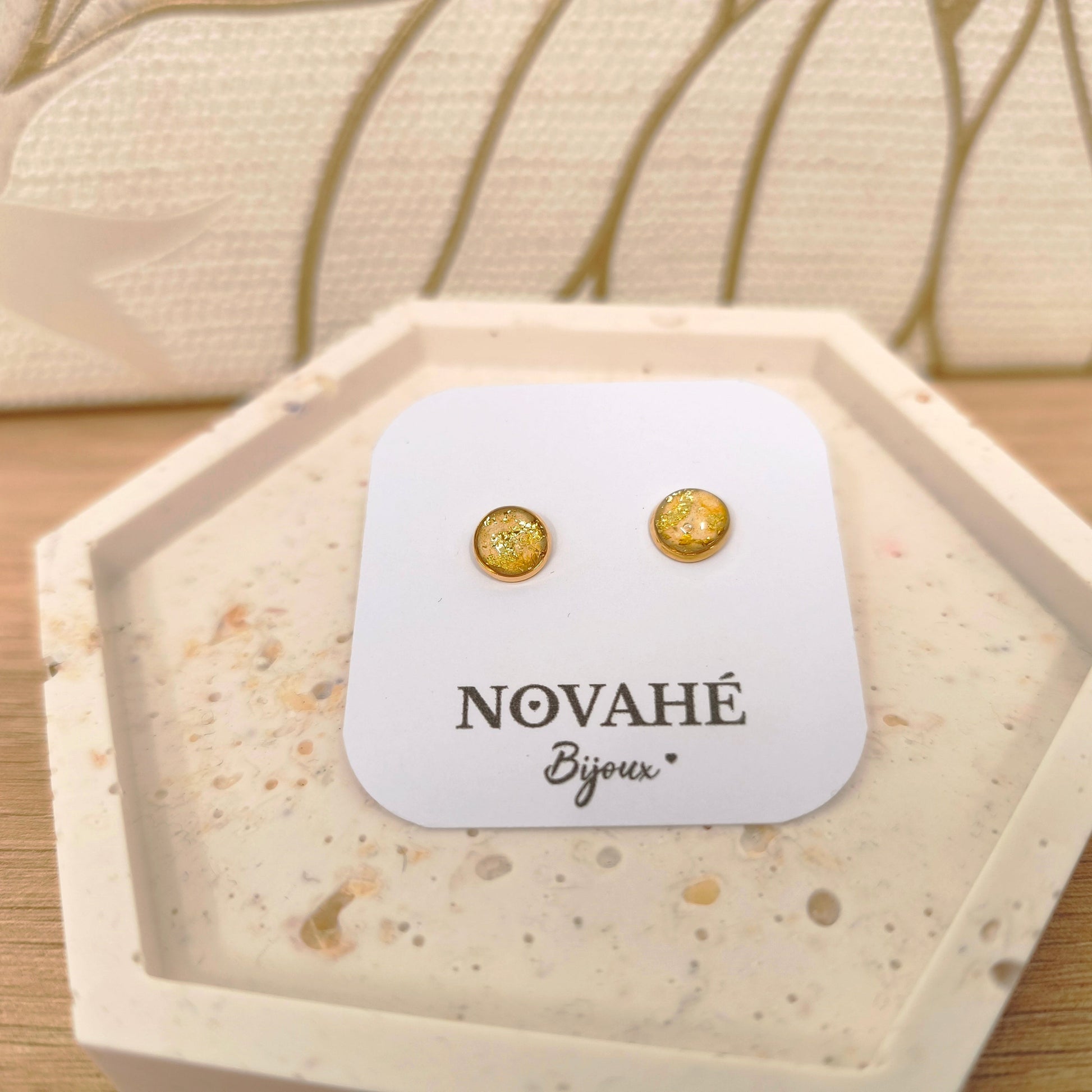 Boucles d'oreilles puce en aquarelle jaune rehaussé de feuilles d'or Novahé Bijoux