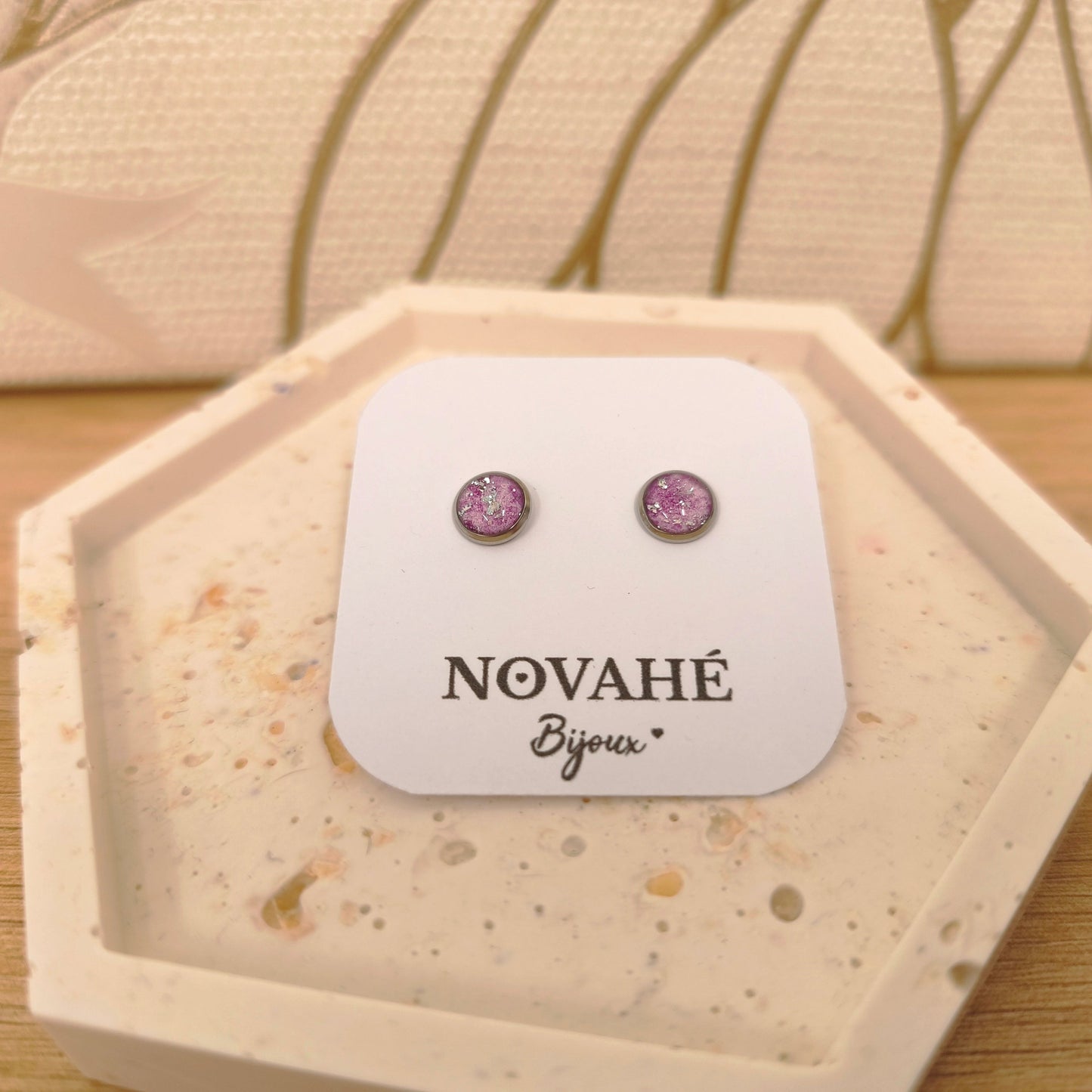 Boucles d'oreilles puce en aquarelle mauve réhaussé de feuille d'argent Novahé Bijoux