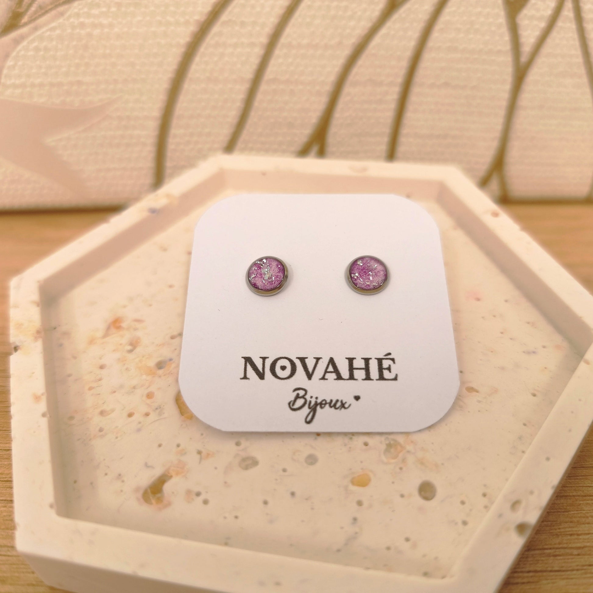 Boucles d'oreilles puce en aquarelle mauve réhaussé de feuille d'argent Novahé Bijoux