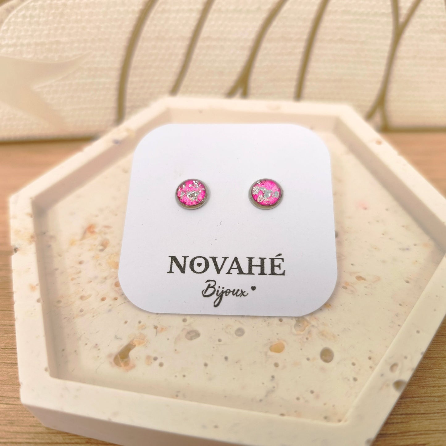 Boucles d'oreilles puce en aquarelle rose fluo rehaussé de feuilles d'argent Novahé Bijoux