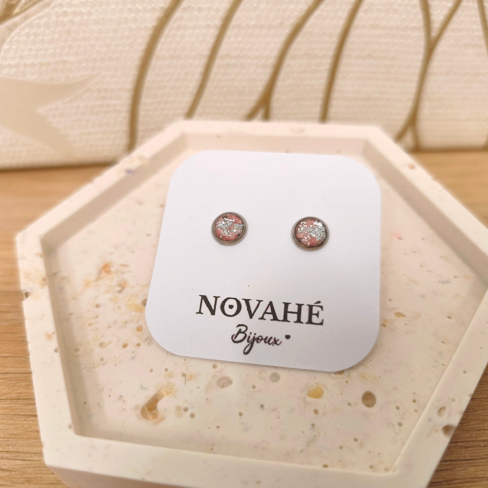 Boucles d'oreilles puce en aquarelle rose pâle rehaussé de feuilles d'argent Novahé Bijoux