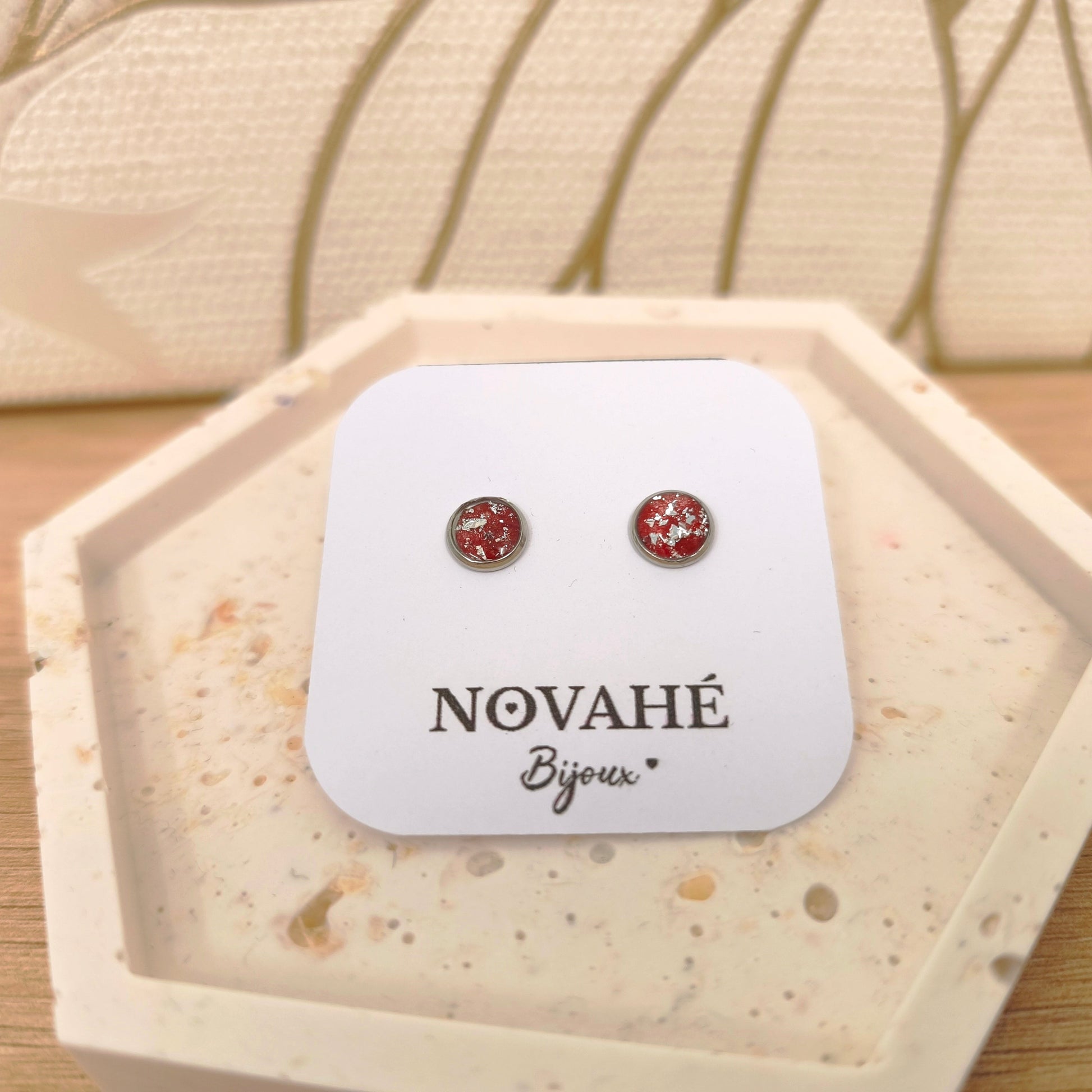 Boucles d'oreilles puce en aquarelle rouge rehaussé feuille d'argent Novahé Bijoux