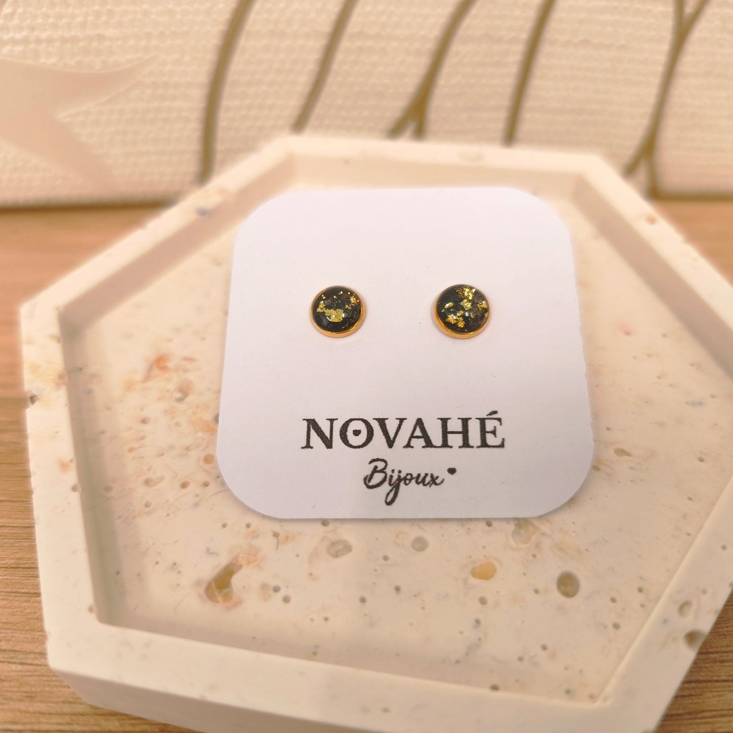 Boucles d'oreilles puce en aquarelle noir et feuille d'or par Novahé Bijoux