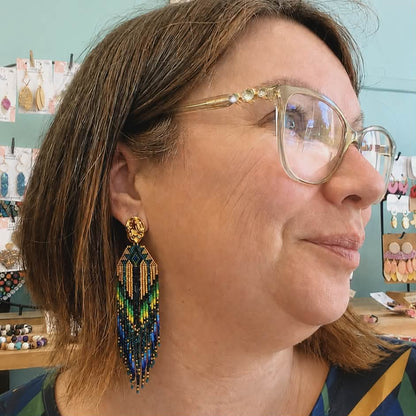 Boucles d'oreilles longues en perles Miyuki bleu vert et doré tissées à la main.