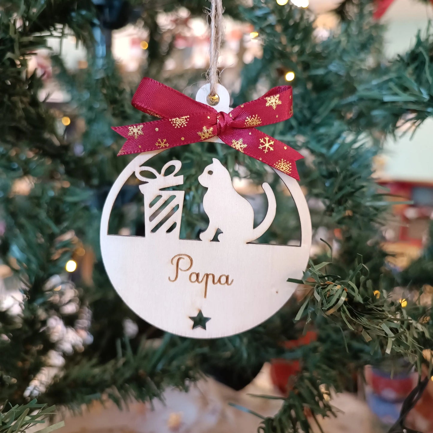 Boule de Noël personnalisée avec prénom et ruban