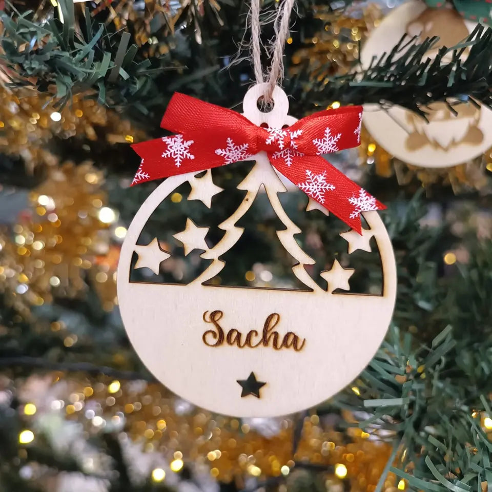 Boule de Noël en bois motif sapin personnalisée